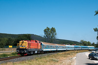 A MÁV M40 203 <q>Púpos</q> a vastagcsíkos gyorsvonattal Szepezdfürdő és Révfülöp között