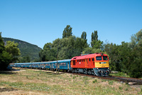 A MÁV M62 116 Badacsonytomaj állomáson a telikék személyvonattal, a háttérben a Szent György-hegy