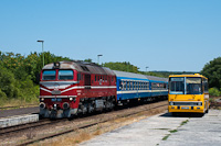 A MÁV M62 127 Zánka-Köveskál állomáson az MNZ-589 rendszámú Ikarus 266 retró autóbusszal