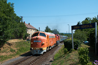 A MÁV Rail Tours M61 019 és az M40 203 a telikék szerelvénnyel Zánka-Köveskál és Balatonszepezd között