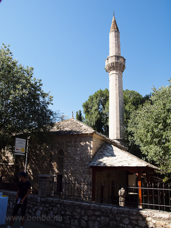 Kis mecset minarettel Mostarban fot