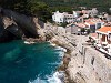 Petrovac középkori jellegét elnyomja a turizmus erőltetése, strandként viszont hihetetlenül erős, hogy középkori sikátoroktól tizenöt méterre fürdőzhetsz
