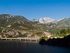 A ŽFBH 441-902 halad rövid Čapljina-Sarajevo személyvonatával a Neretva völgyében a Drežanka torkolatánál