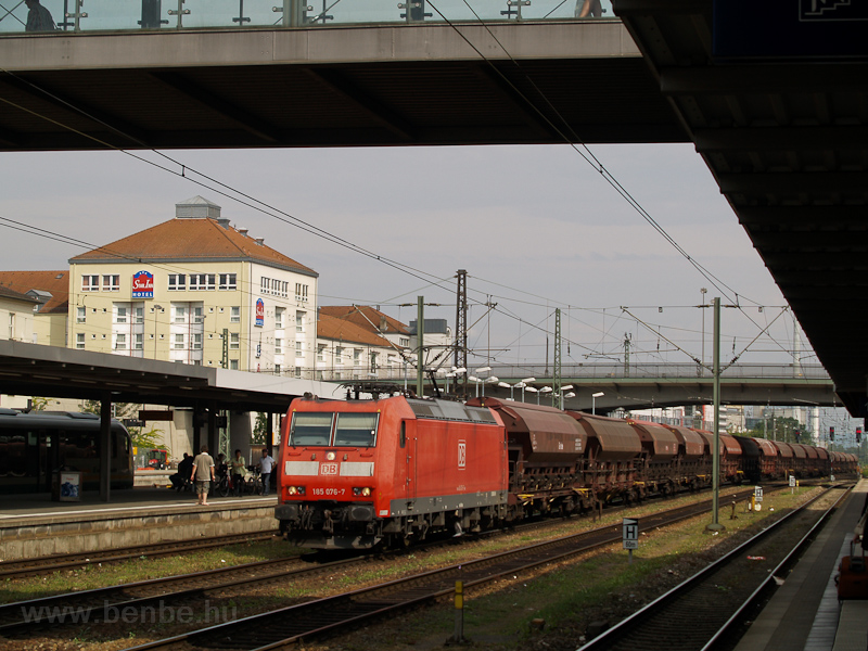 A DB AG 185 076-7 plyaszm TRAXX villanymozdonya tehervonattal Regensburg Hauptbahnhof llomson fot