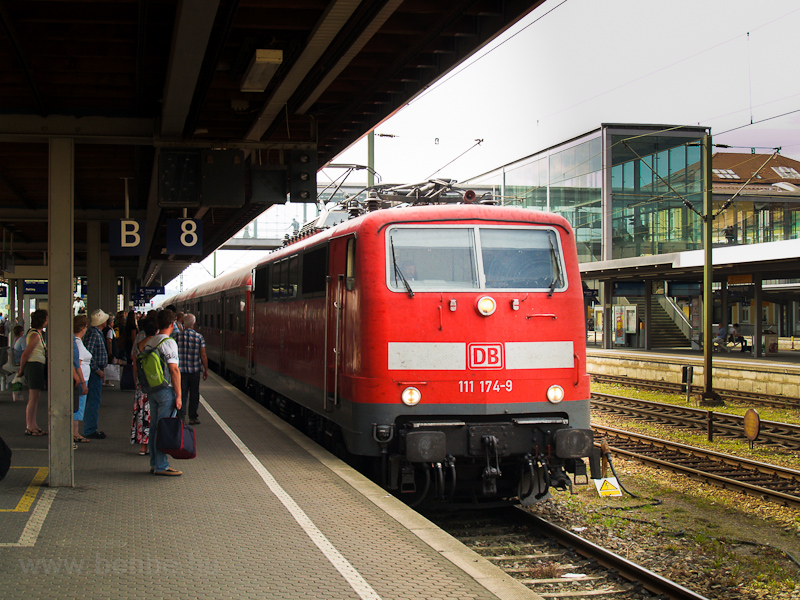 A DB AG 111 174-9 Regensburg Hauptbahnhofon egy Silberling-ingavonat ln fot
