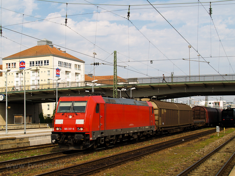 A DB AG 185 317-5 tehervonattal Regensburg Hauptbahnhofon fot