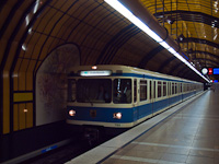 A MVG metró Baureihe A 7169 Theresienwiese állomáson