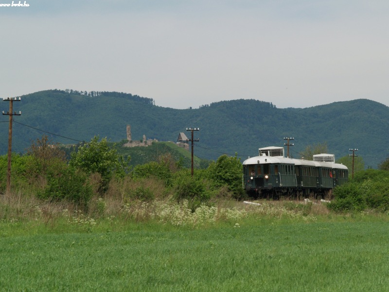 The historic BC mot DMU near Ngrd photo