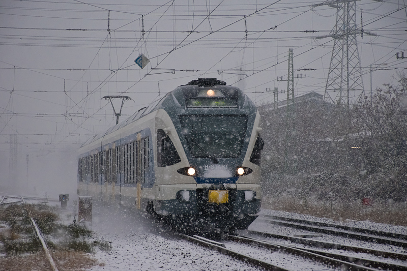 An unidentified MV-START 415  seen between Kőbnya-Kispest and Pestszentlőrinc in a thick snow photo