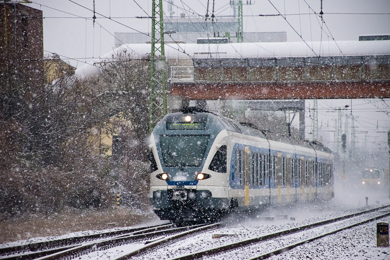 The MV-START 415 066 "Stadler FLIRT" seen between Pestszentlőrinc and Kőbnya-Kispest photo