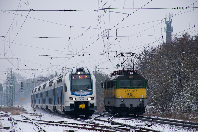 A GYSEV 430 333 gpmenetben tallkozik a MV-START 815 035 Stadler KISS-szel Pestszentlőrinc s Kőbnya-Kispest kztt fot