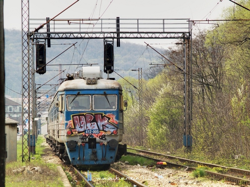 The 412-005 with a slow train from Prijepolje Teretna at Topcider photo