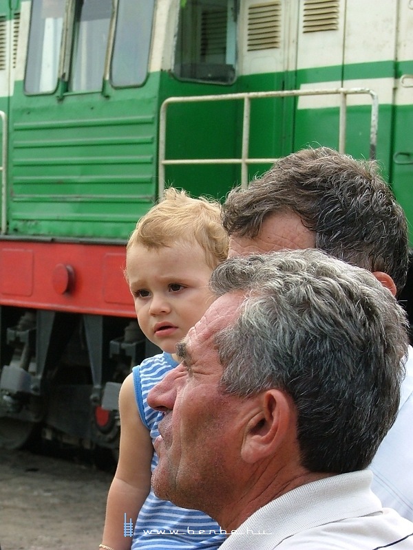 Gyerekkel jár dolgozni fotó