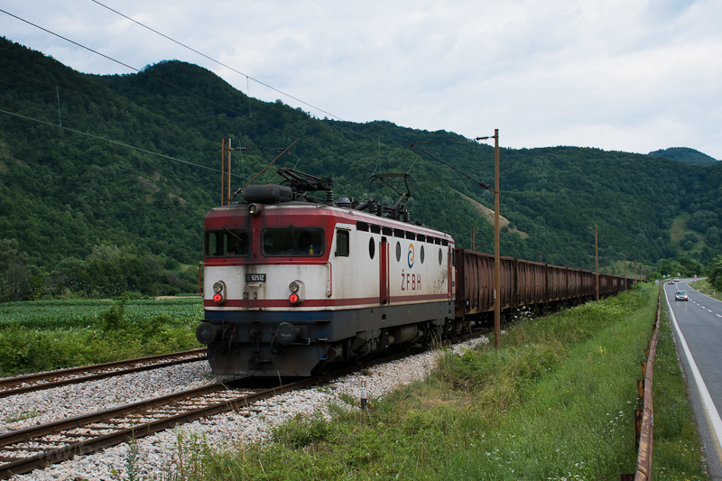 A ŽFBH 441 512 (korbban a TCDD-nl brben, mint E52 512) Želeće s Žepče kztt egy helytelen vgnyon kzelekdő tehervonatot hzva fot