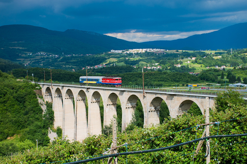 The ŽFBH 441 411 seen between Hadžiči and Tarčin photo