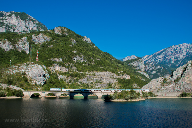 An unidentified ŽFBH 441  seen between Jablanica and Drežnica on the Grabovica-viadukt photo