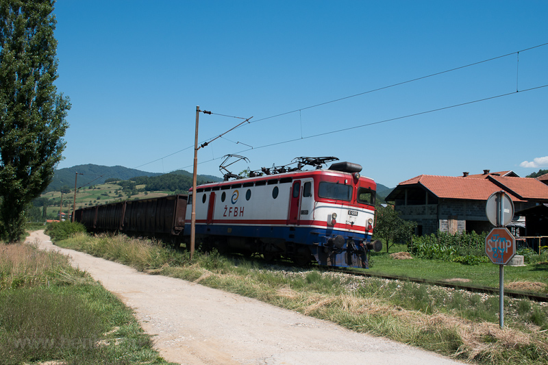 A ŽFBH 441 515 tehervonattal Buzići s Porječani kztt fot