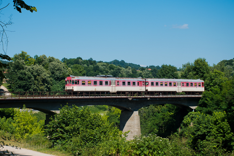 The ŽRS 813 043 seen between Suho Polje and Doboj photo