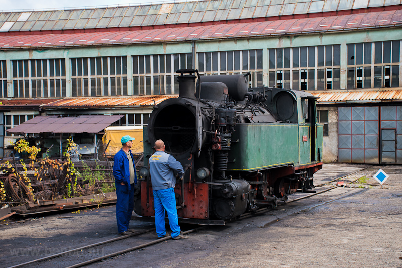 A boszniai Banovici Szénbányák 25-30 Banoviciben, a fűtőház dolgozói éppen a füstszekrényt és a füstcsöveket tisztítják fotó
