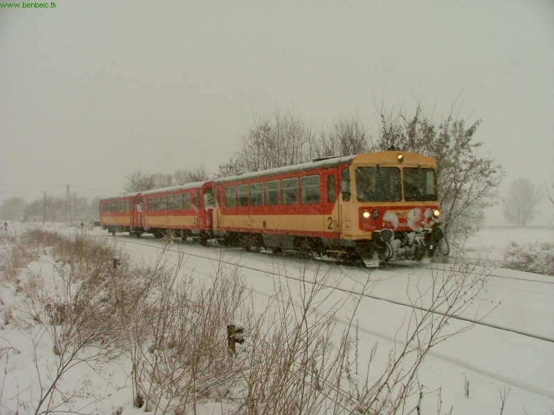 The Bzmot 341 near Drégelypalánk station photo
