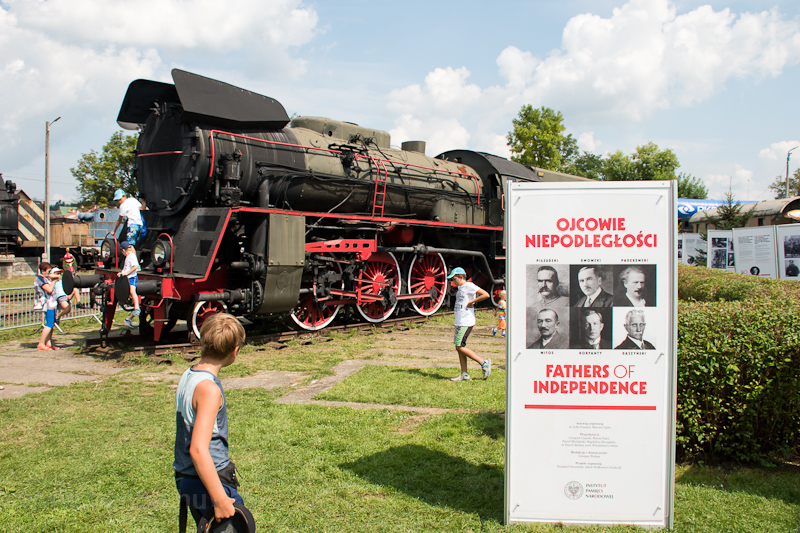 Gőzmozdony, s plakt a fggetlensg hőseiről fot