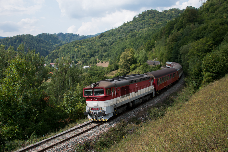 The ZSSK 757 010-4 seen between Uanka and Kostiviarska photo