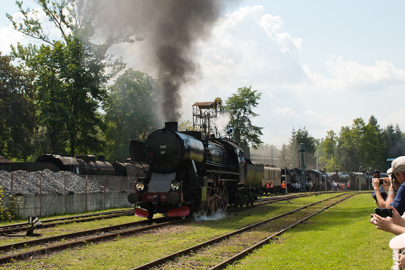 A PKP Ty42 107 Chabwka llomson a gőzmozdony-pardn fot