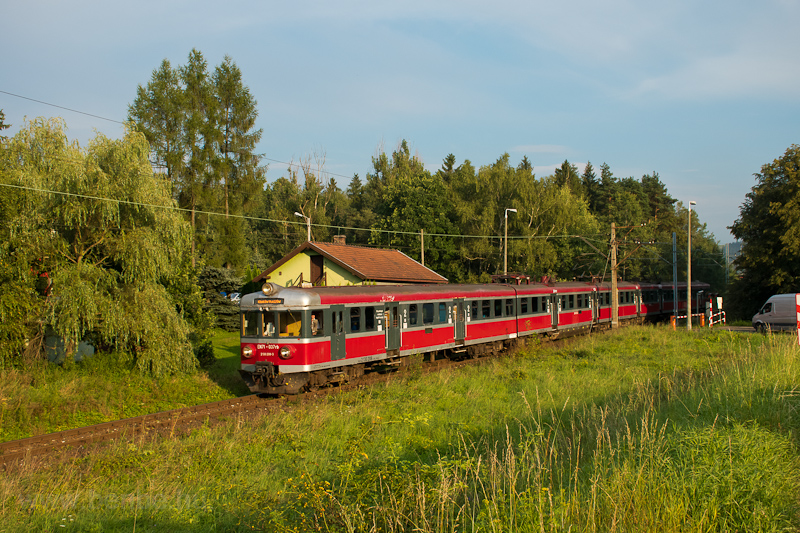 The PKP EN71-037rb seen between Chabwka and Skawa Srodkowa photo