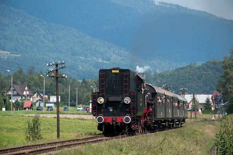 The PKP Ol49 69 seen betwee photo