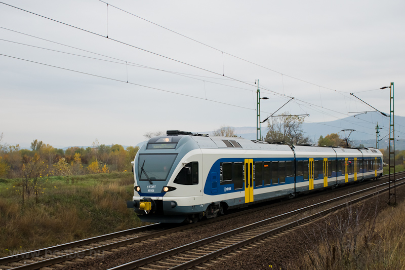 A MV-START 415  106 Vc-Alsvros s Sződ-Sződliget kztt S70 szemlyvonatknt, a httrben a Brzsny hegyvonulatval fot