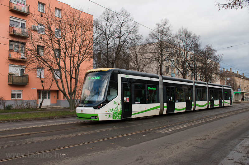 A MVK (Miskolci Vrosi Kzlekedsi) Zrt. Škoda 26T 600 plyaszm villamosa a Gyula utca s Kroly utca kztt fot