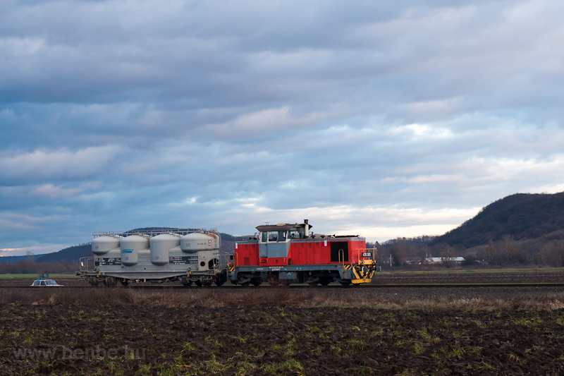 A MV-START 478 303 Szalonna s Szendrő felső kztt az egy cementsilkocsit tovbbt tolats tehervonattal fot