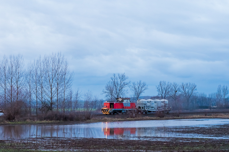 A MV-START 478 303 Edelny s Edelny als kztt a cementsilkocsit tovbbt tolats tehervonatval fot