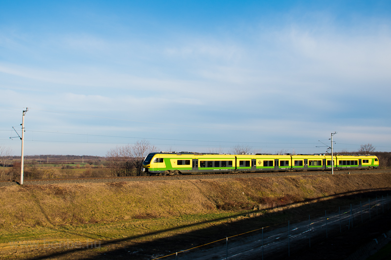 A GYSEV 435 505 Nagycenk s Kphza kztt az M85-s autt Hutbjd-pihenőjnl, a Sopron-Szombathely vastvonalon fot