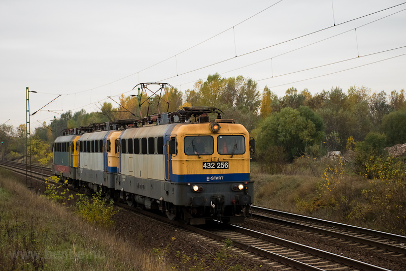 The MV-START 432 256 seen between Sződ-Sződliget and Vc-Alsvros seen as a multiple locomotive lashup photo