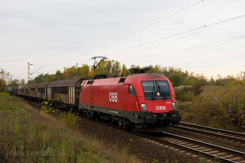 Az BB 1116 018 Sződ-Sződliget s Vc-Alsvros kztt egy vegyes tehervonattal, amely nagyrsze eltolhat oldalfal kocsikbl ll fot