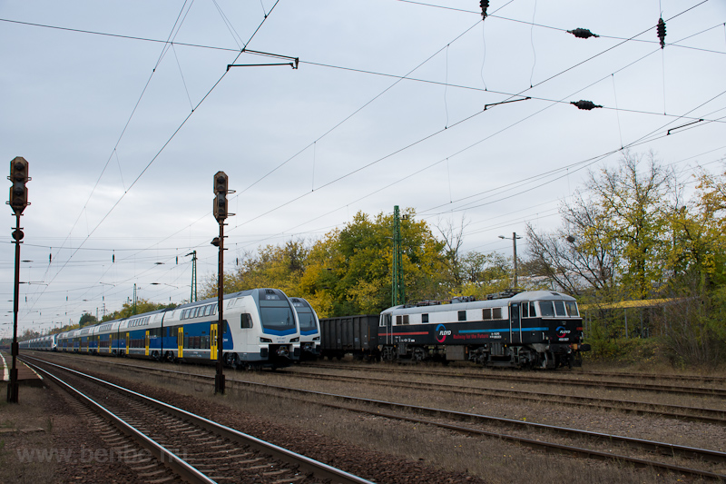 A MV-START 815 002 s ismeretlen Stadler KISS emeletes motorvonat trsa, valamint a Floyd 450 007 plyaszm angol villanymozdony Dunakeszi llomson fot