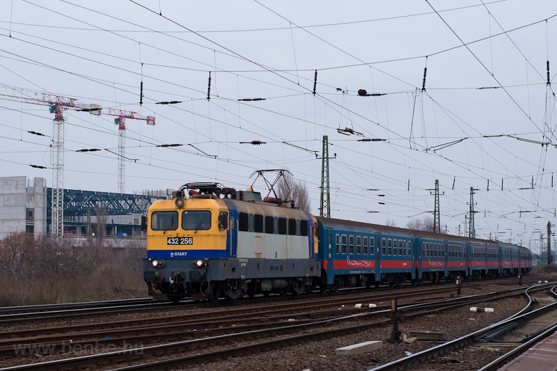 The MV-START 432 256 seen at Kőbnya felső photo