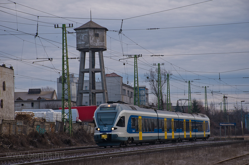 A MV-START 415 086 Pestszentlőrinc llomson, a kis vztoronnyal s a Srkny Centerrel a httrben fot