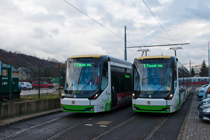 A MVK (Miskolci Vrosi Kzlekedsi) Zrt. Škoda 26T 616 s 626 Felsőmajlth vgllomson, balra a C02-203 plyaszm B26-os lthat fot