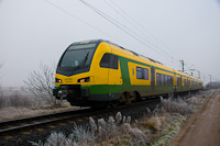 A GYSEV 435 510 pályaszámú FLIRT3 motorvonat Sopron és Balffürdő között a zúzmarás tájban