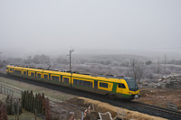 A GYSEV 435 508 Balffürdő és Sopron között a Győr-Sopron vonalon az M85-ös soproni felüljárójánál, a zúzmarás tájban