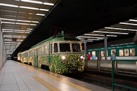 A MÁV-HÉV MVIII. 251 Batthyány tér állomáson karácsonyi Fény-HÉV-ként