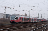 A MÁV-START 415 008 és a 415 020 pályaszámú FLIRT motorvonatok még piros színben (illetve a 008 fényezése inkább már csak rózsaszín) Kőbánya felső állomáson