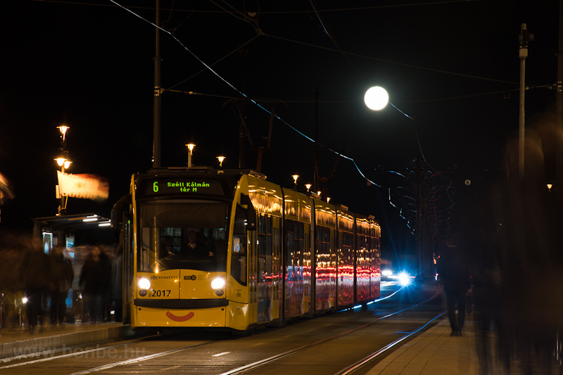 A BKV Siemens Combino Supra NF12B 2017 Margit hd, Budai hdfő megllhelyen jjel fot