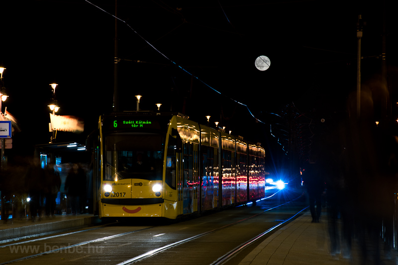 A BKV Siemens Combino Supra NF12B 2017 Margit hd, Budai hdfő megllhelyen jjel fot