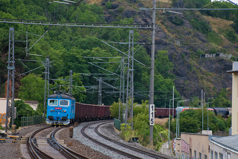 A ČD Cargo 122 028-4 Praha-Podbaba llomson, vegyes tehervonattal a Moldva vlgyben fot