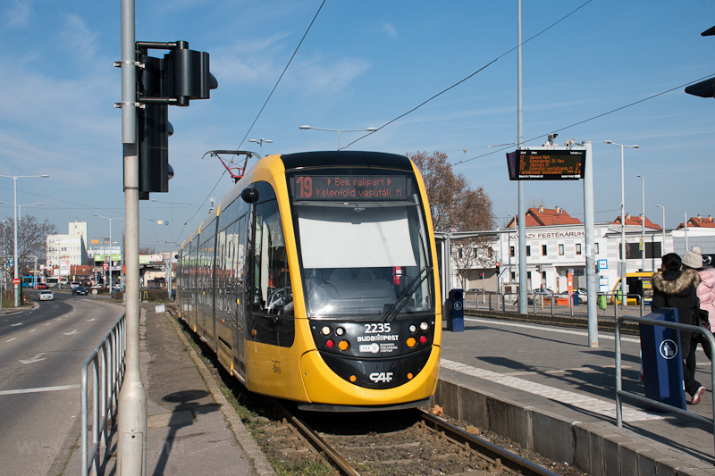 kép A 2235 pályaszámú rövid CAF villamos a Bécsi út-Vörösvári út végállomáson fotó