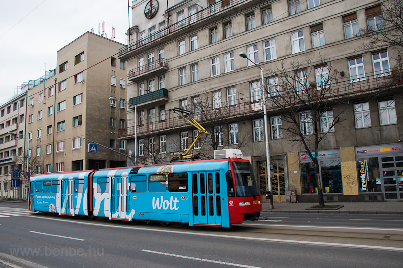 A 7125 plyaszm, ČKD Tatra K2S tpus villamos Pozsonyban, a Koronzsi domb hajdani POHV-vglloms kzelben, a Duna-parton, Wolt reklmmatriczssal fot