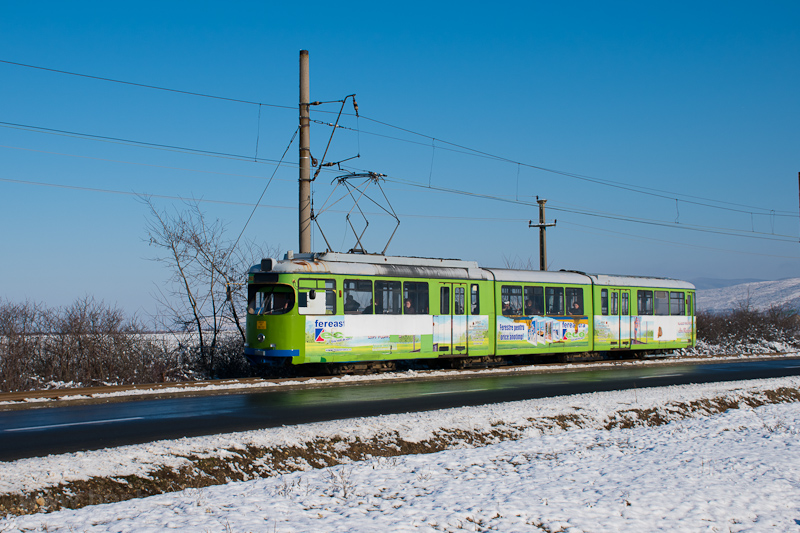 A CTP Arad (Aradi Kzssgi Kzlekedsi Trsasg) DWAG 1862 (AR 00102) Arad-Gyorok tvolsgi (interurbn) villamosvonalon Gyorok kzelben, a Krptok h s zzmara bortotta előhegyeivel fot